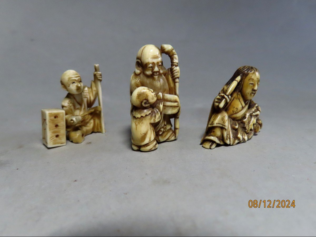 Trois Netsuke en ivoire. Artisan, peintre et vieux Sage. Japon époque Meiji (1868-1912 )-photo-1