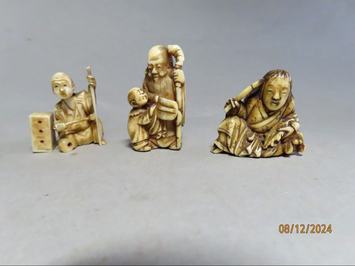 Trois Netsuke en ivoire. Artisan, peintre et vieux Sage. Japon époque Meiji (1868-1912 )