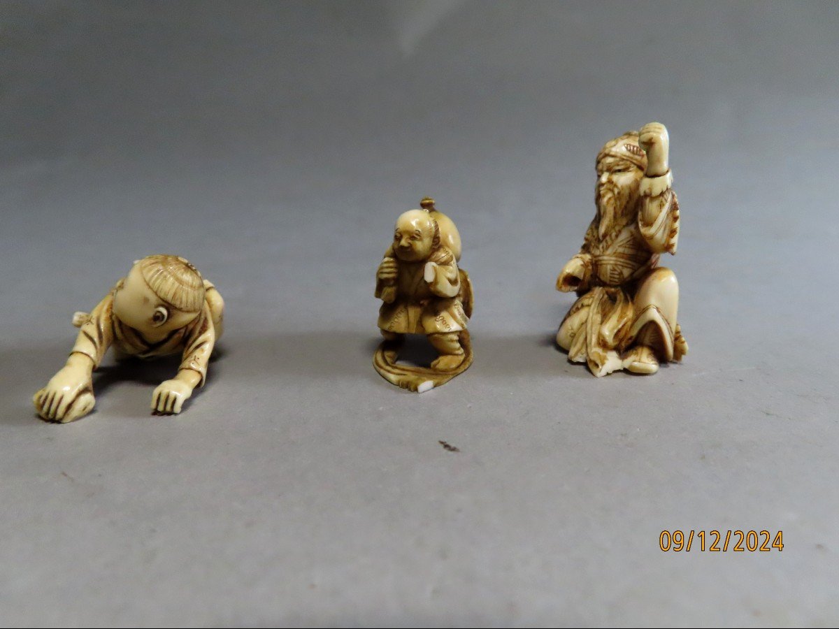 Trois Netsuke en ivoire.  Le général Kanu, un marcheur et un karako. Japon époque Meiji.-photo-2