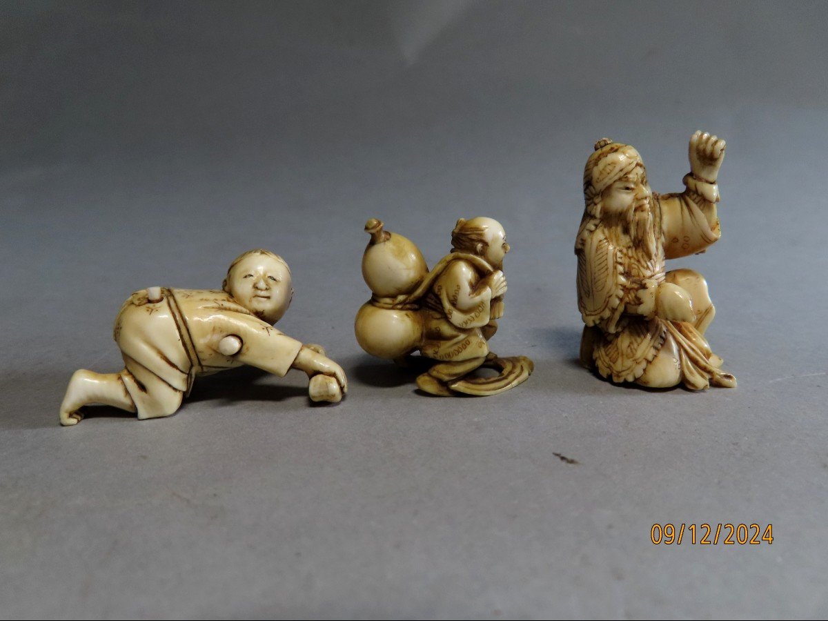 Trois Netsuke en ivoire.  Le général Kanu, un marcheur et un karako. Japon époque Meiji.-photo-1