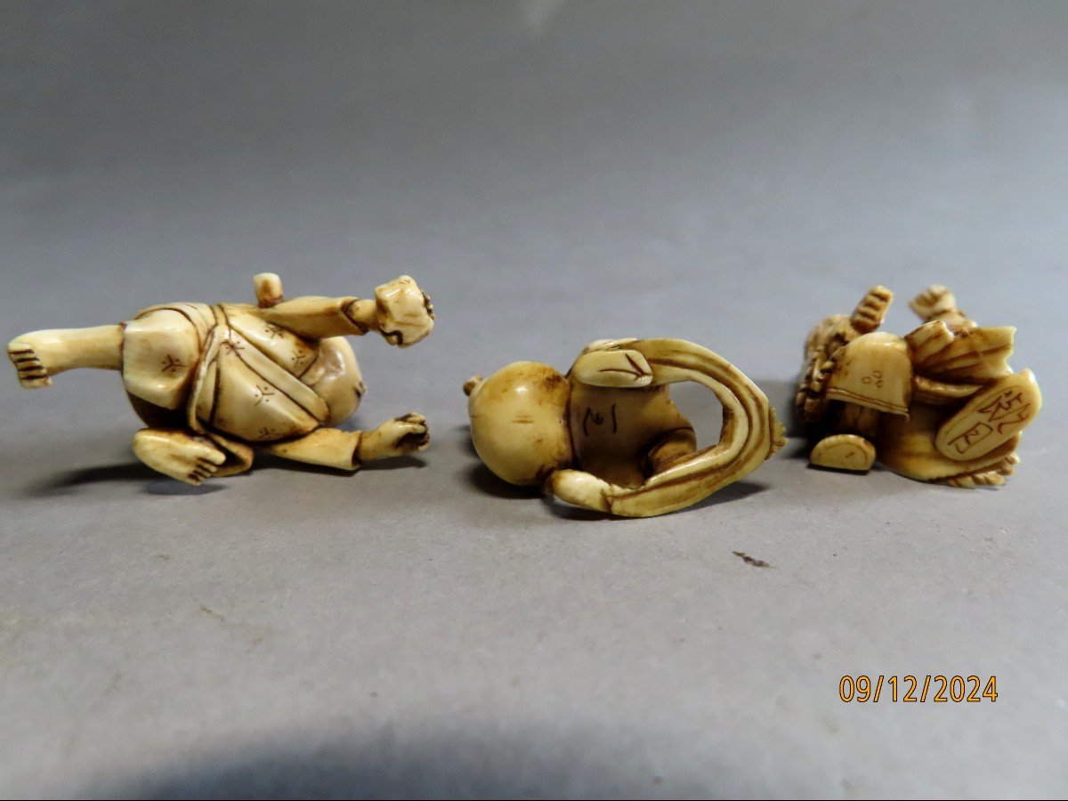 Trois Netsuke en ivoire.  Le général Kanu, un marcheur et un karako. Japon époque Meiji.-photo-2