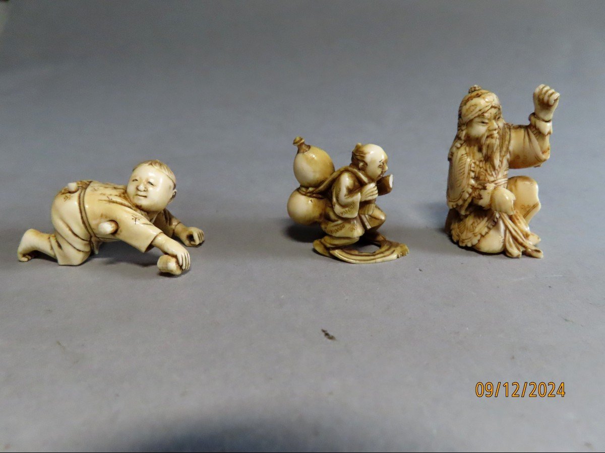 Trois Netsuke en ivoire.  Le général Kanu, un marcheur et un karako. Japon époque Meiji.