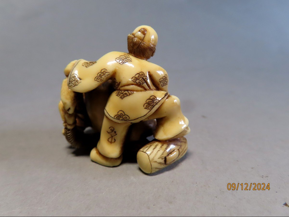 Netsuke en ivoire. Artisan  au masque de théâtre NÖ. Japon époque Taisho (1912-1928 )-photo-1