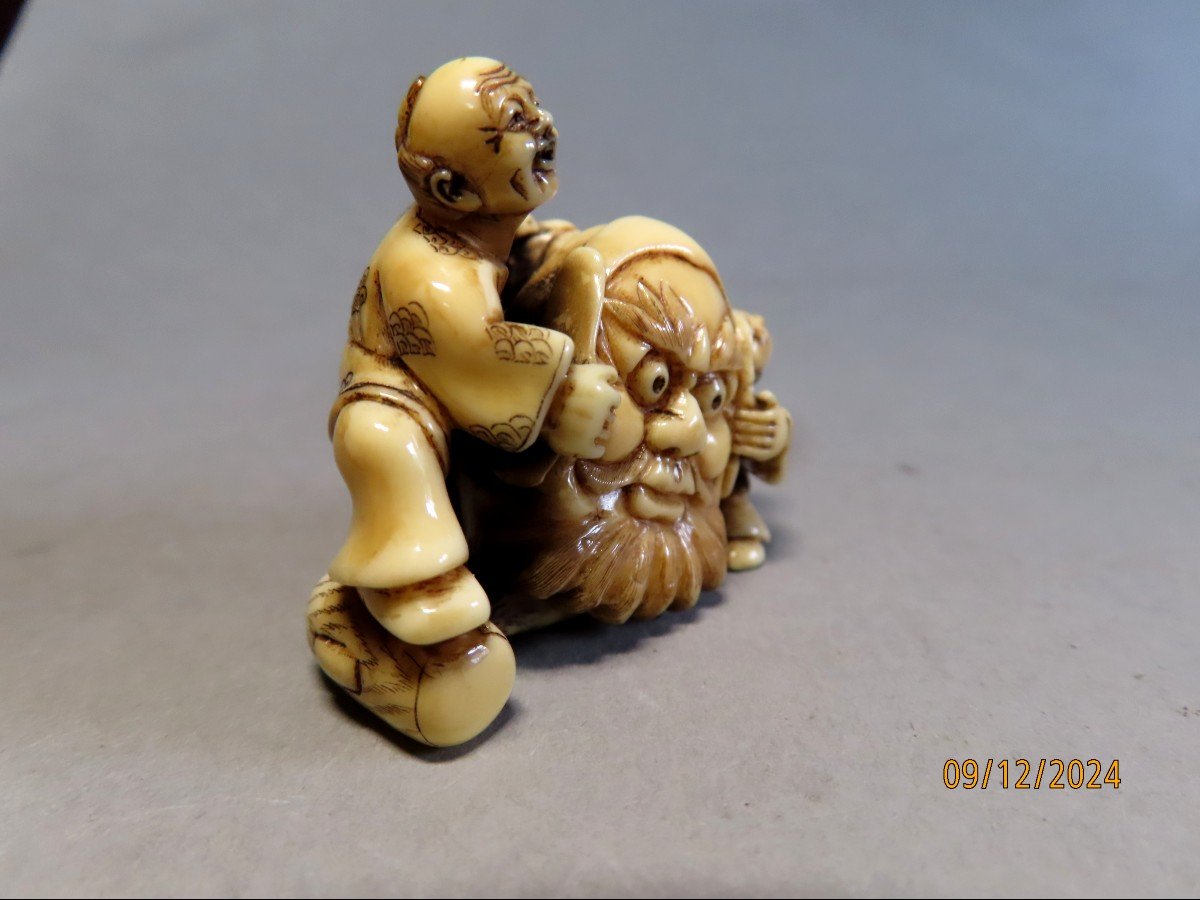 Netsuke en ivoire. Artisan  au masque de théâtre NÖ. Japon époque Taisho (1912-1928 )-photo-2