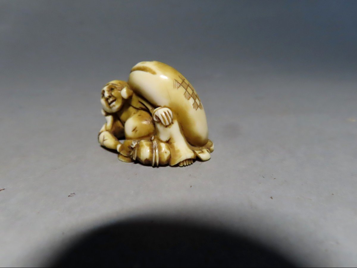 Netsuke en ivoire. Hotei et son sac de richesses. Japon époque Meiji (1868-1912 )-photo-2