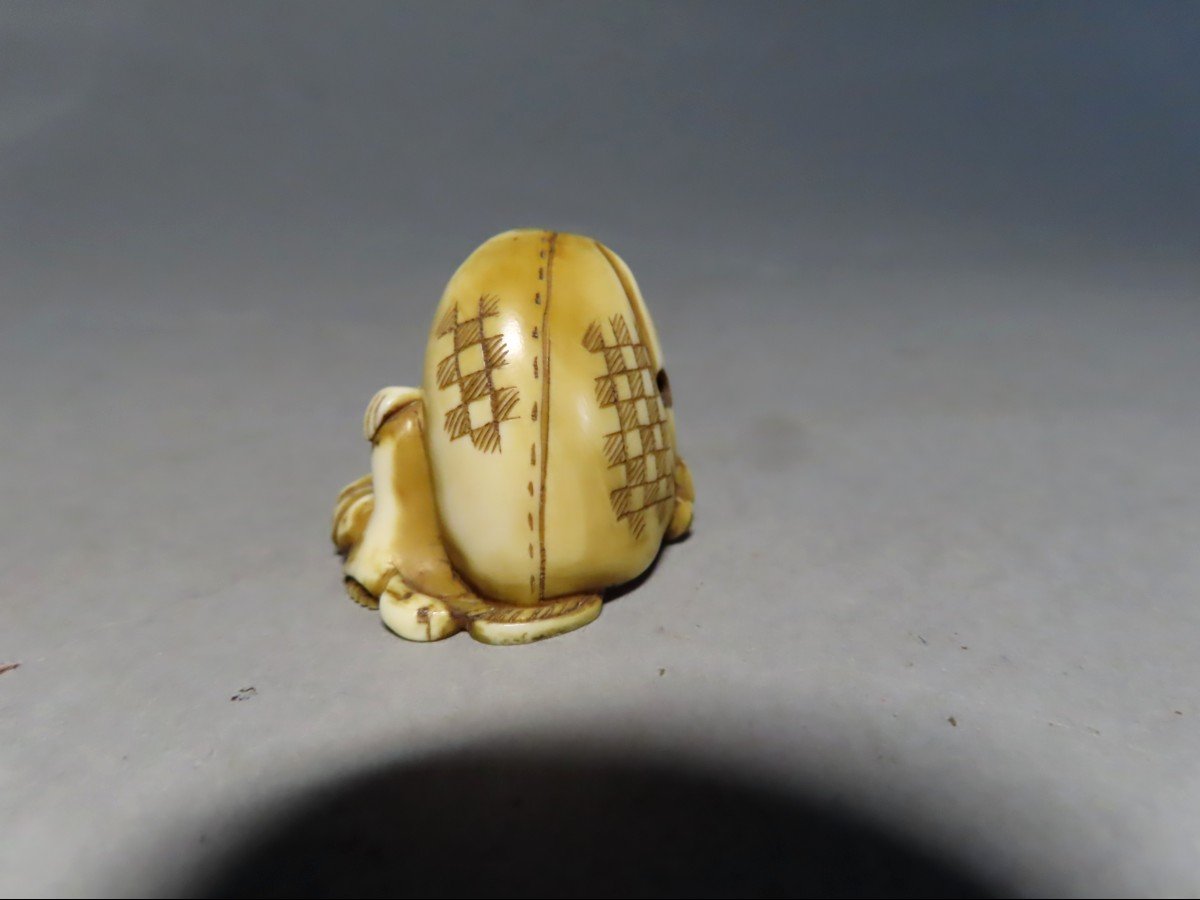 Netsuke en ivoire. Hotei et son sac de richesses. Japon époque Meiji (1868-1912 )-photo-3