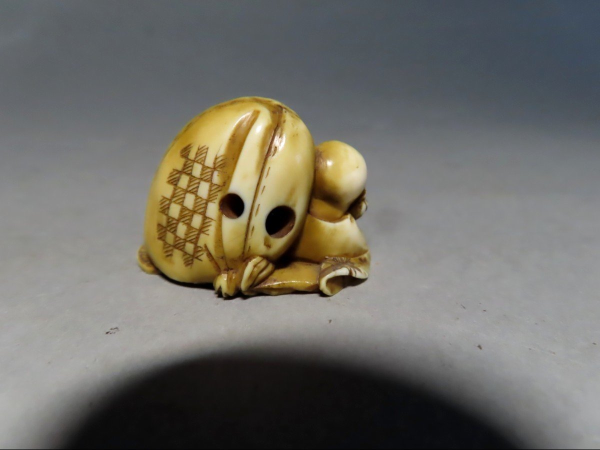 Netsuke en ivoire. Hotei et son sac de richesses. Japon époque Meiji (1868-1912 )-photo-1