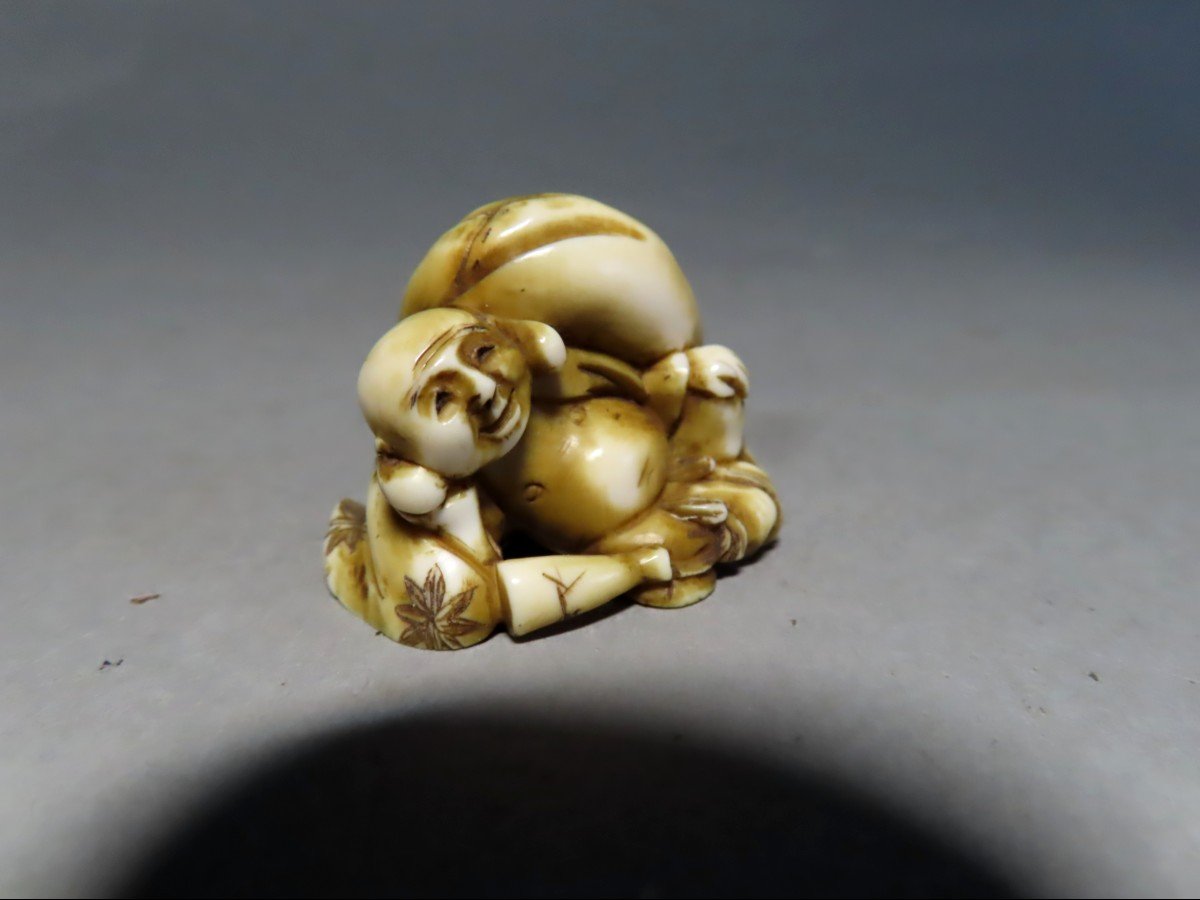 Netsuke en ivoire. Hotei et son sac de richesses. Japon époque Meiji (1868-1912 )-photo-3