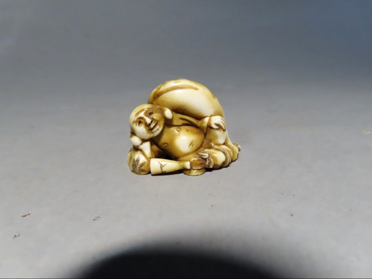 Netsuke en ivoire. Hotei et son sac de richesses. Japon époque Meiji (1868-1912 )