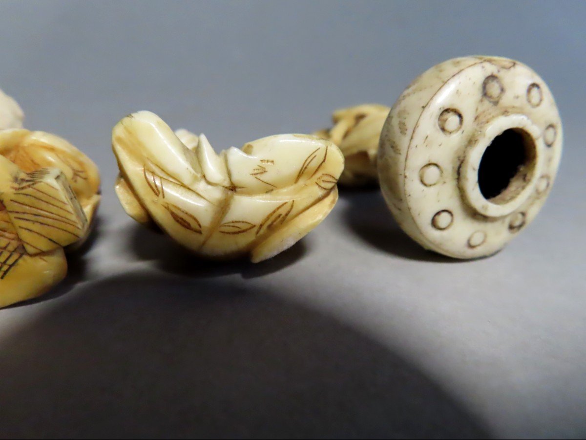 Quatre Netsuke en ivoire. , Pêcheur, Moine , Benten et Oni. Japon époque Meiji et Taisho .-photo-1