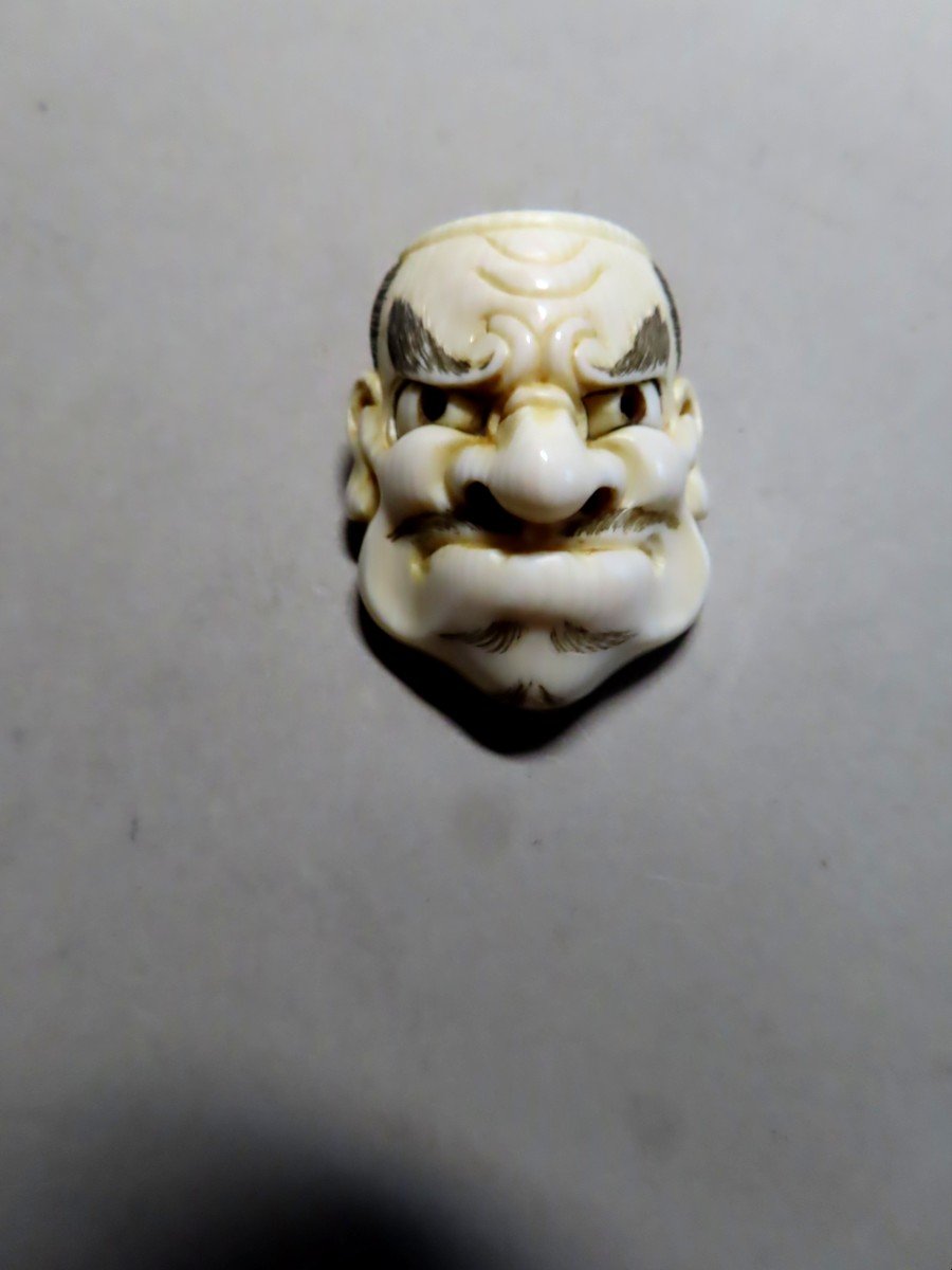 Netsuke, masque de théâtre Nô,  Heshi-Mi, signé Shinyuki. Japon époque Meiji (1868-1912 )