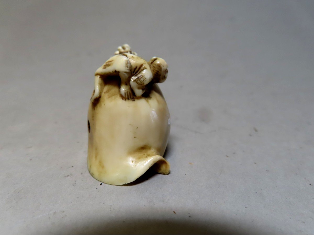 Netsuke en ivoire. Deux karako sur une conque géante. Japon époque Meiji (1868-1912 )-photo-1