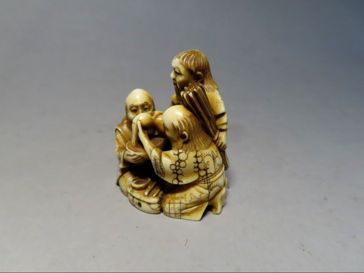 Netsuke en ivoire. Trois shojo  à l'apéritif. Japon époque Meiji.-photo-2