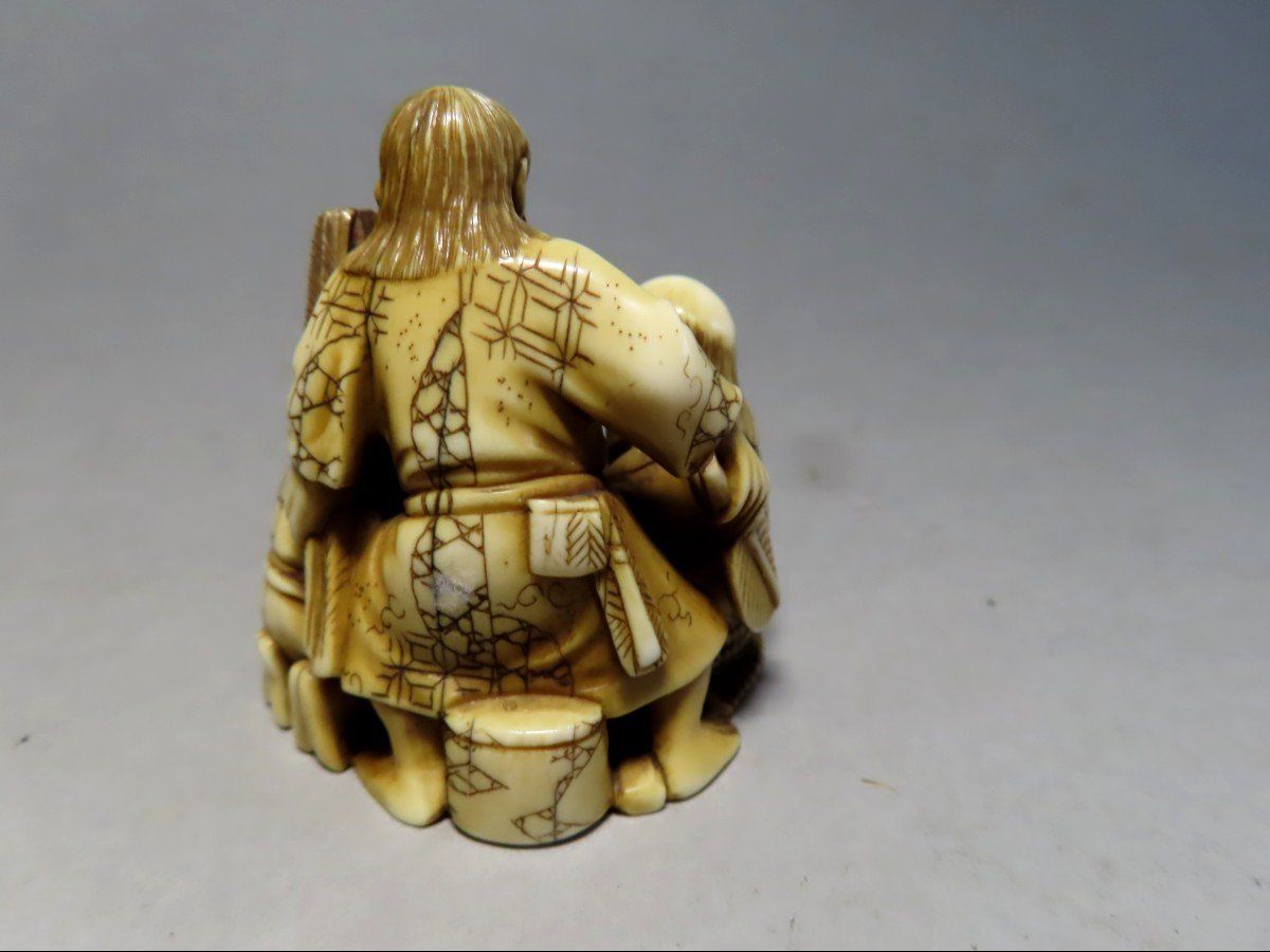 Netsuke en ivoire. Trois shojo  à l'apéritif. Japon époque Meiji.-photo-4