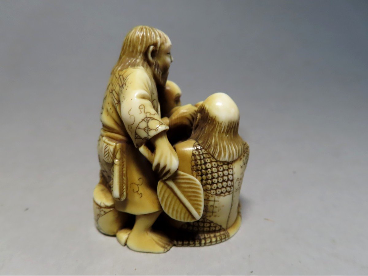 Netsuke en ivoire. Trois shojo  à l'apéritif. Japon époque Meiji.-photo-1