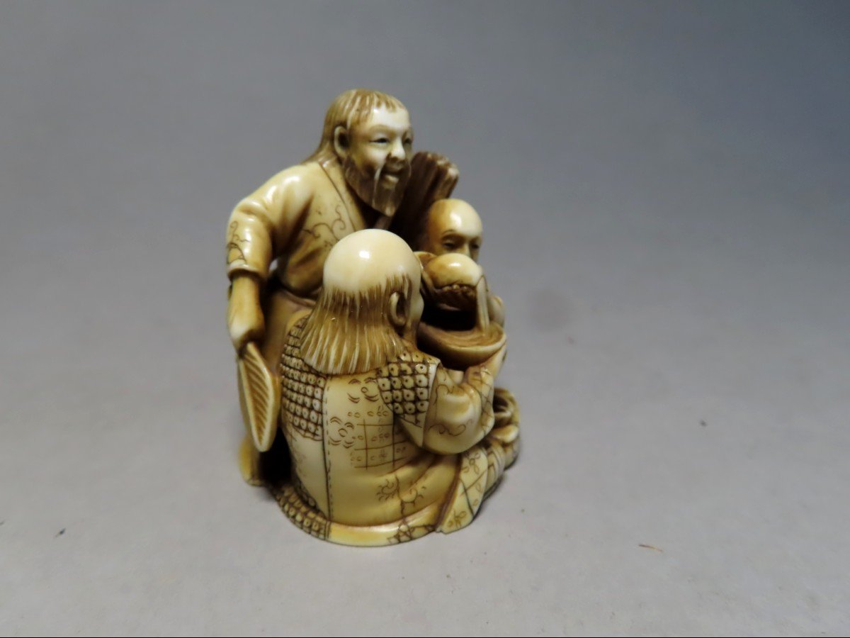 Netsuke en ivoire. Trois shojo  à l'apéritif. Japon époque Meiji.-photo-2