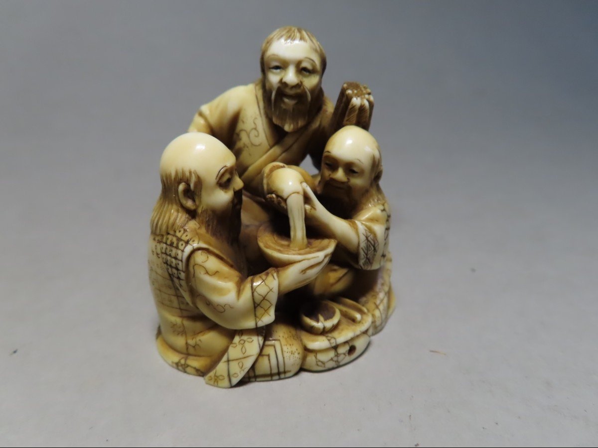 Netsuke en ivoire. Trois shojo  à l'apéritif. Japon époque Meiji.-photo-3