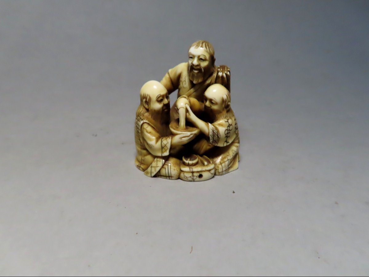 Netsuke en ivoire. Trois shojo  à l'apéritif. Japon époque Meiji.