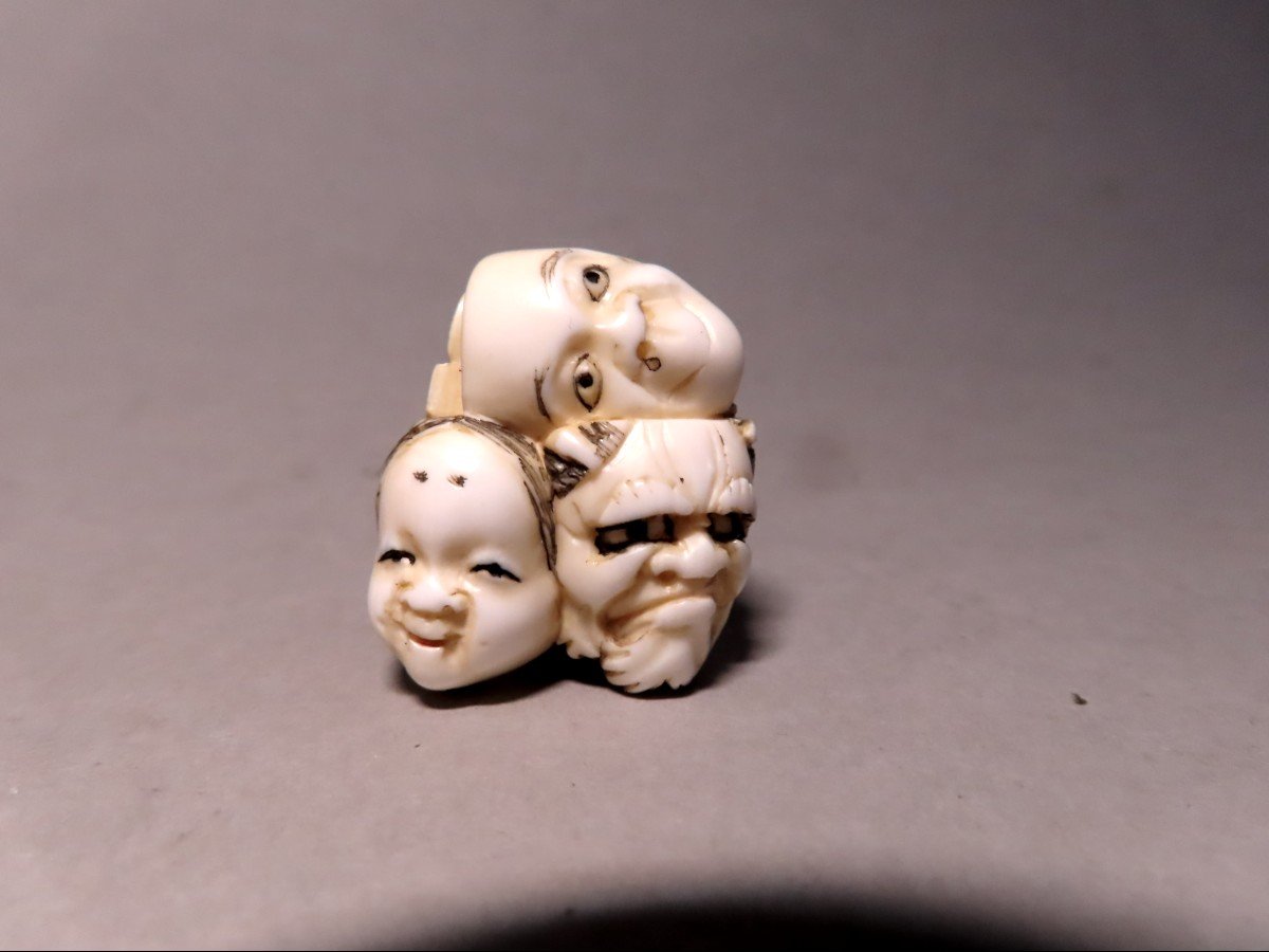 Netsuke en ivoire. Masque Nô; Okame, Oni... Signé, Japon époque Meiji (1868-1912 )