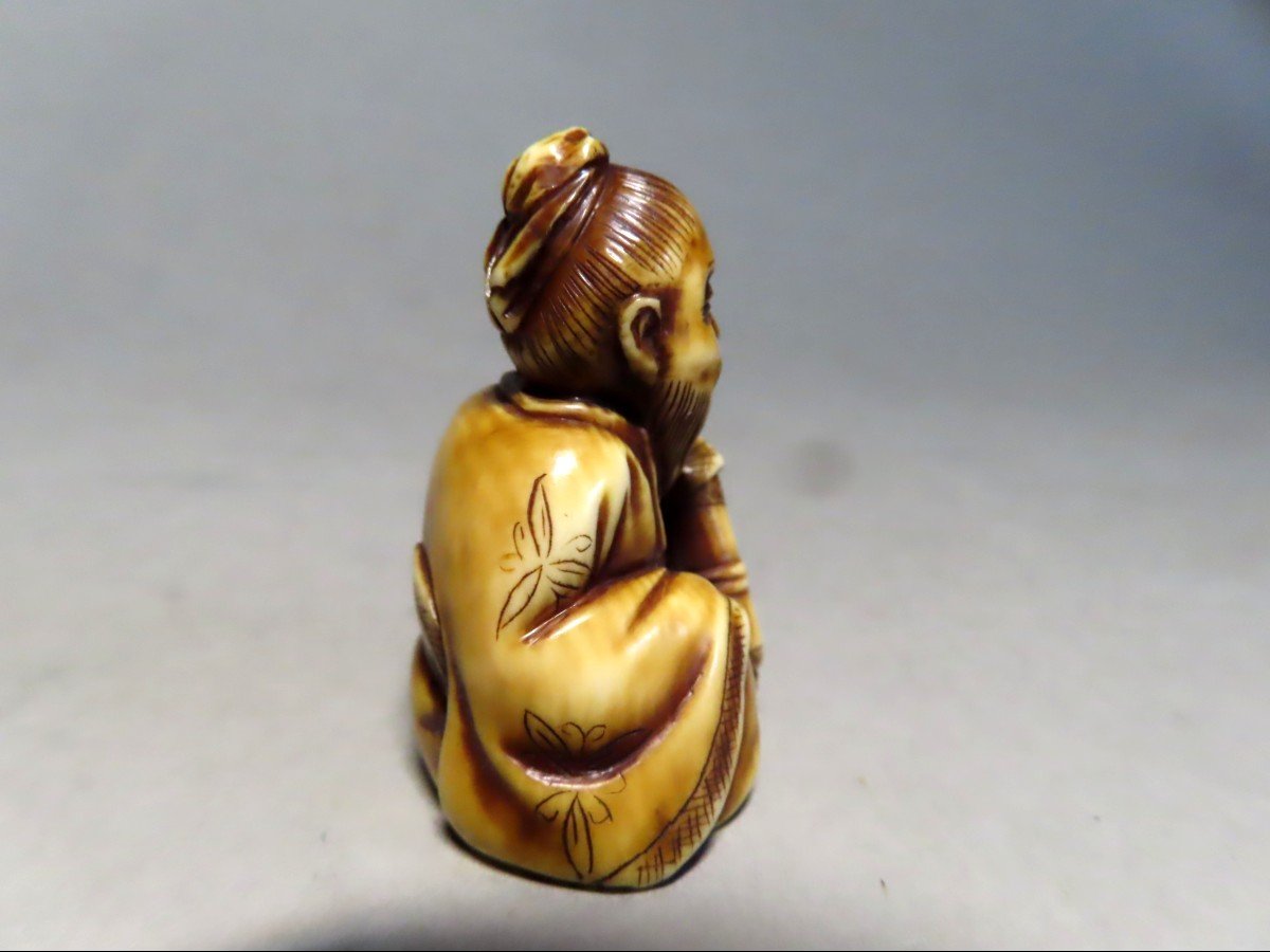 Netsuke en ivoire. Lettré au kakemono. Signé Tamayuki. Japon époque Meiji (1868-1912 )-photo-1