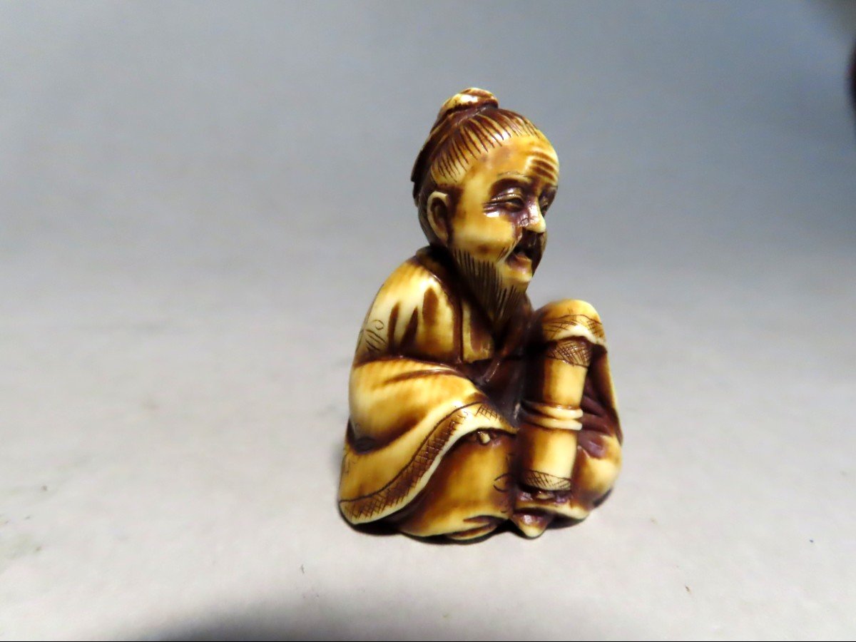 Netsuke en ivoire. Lettré au kakemono. Signé Tamayuki. Japon époque Meiji (1868-1912 )-photo-2