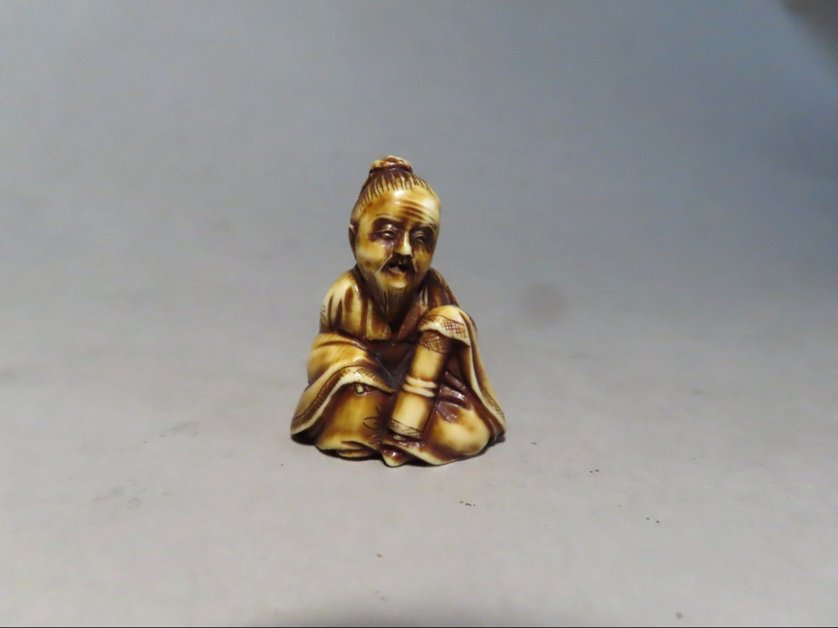 Netsuke en ivoire. Lettré au kakemono. Signé Tamayuki. Japon époque Meiji (1868-1912 )