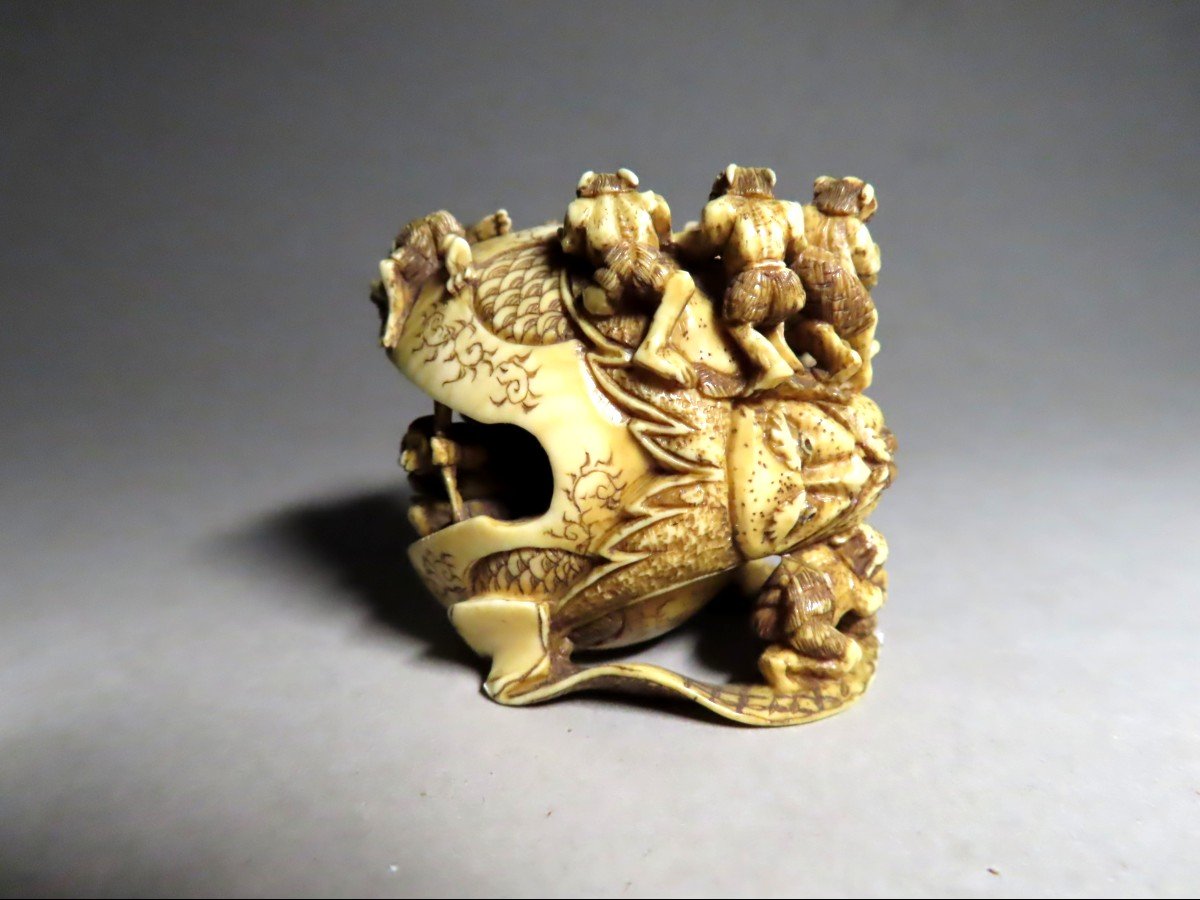 Netsuke  en ivoire.  Les Oni et le mokugyo. Japon époque Meiji (1868-1912 )-photo-3