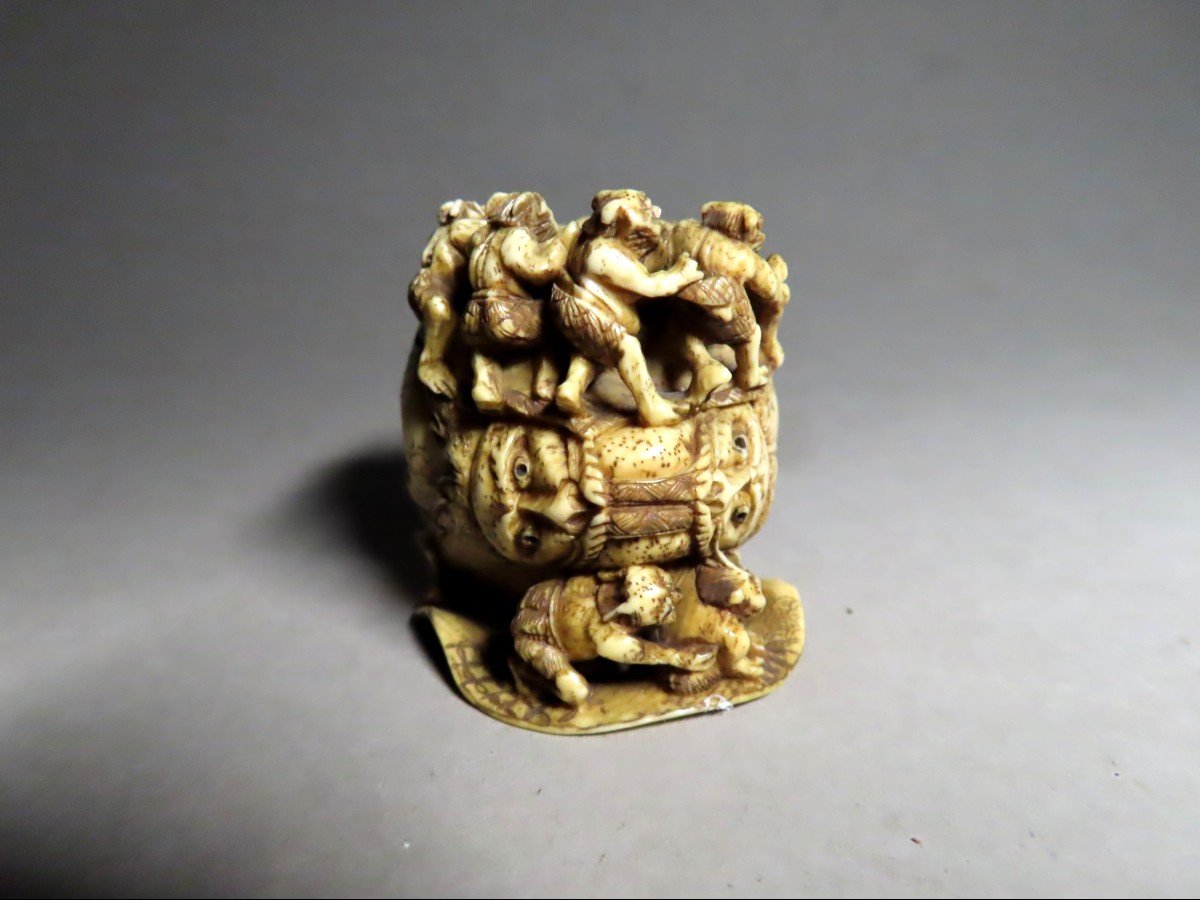 Netsuke  en ivoire.  Les Oni et le mokugyo. Japon époque Meiji (1868-1912 )-photo-4