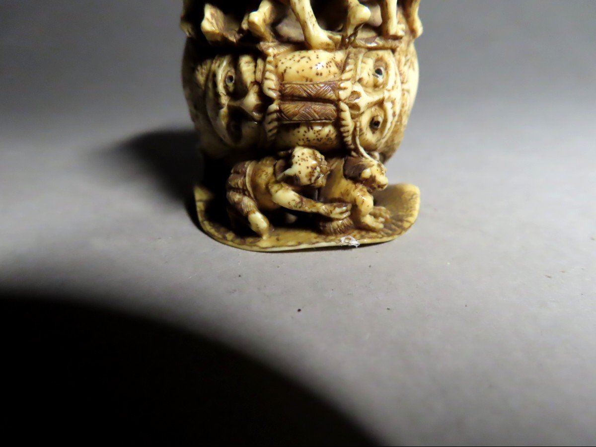 Netsuke  en ivoire.  Les Oni et le mokugyo. Japon époque Meiji (1868-1912 )-photo-4