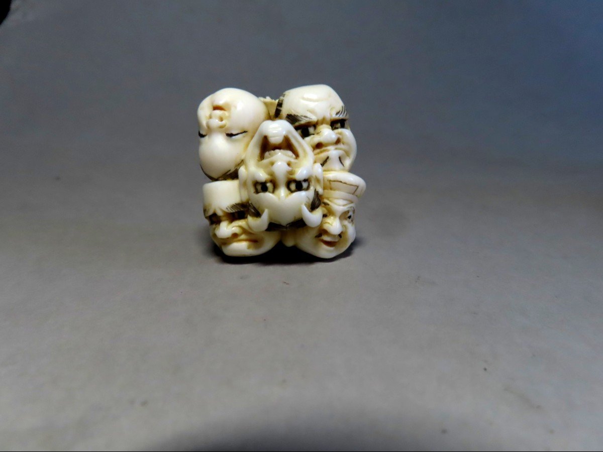 Netsuke en ivoire. Six Masques de théâtre kabuki. Japon époque Meiji.