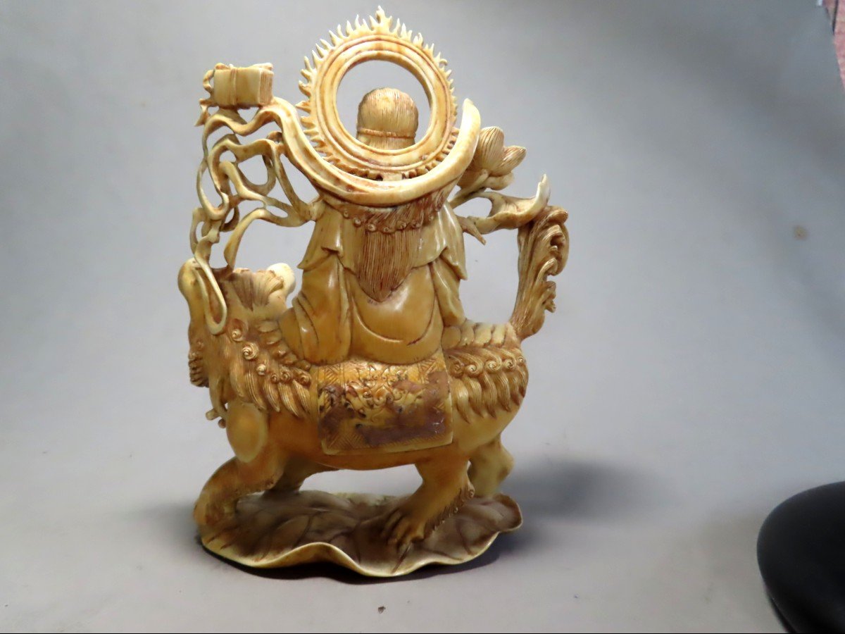 Ivory Okimono. Deity On An Fö Dog. China 1920-30.-photo-4