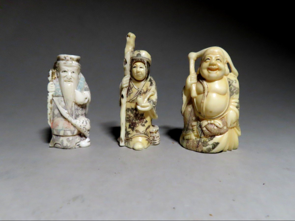 Trois netsuke en ivoire.  Hotei, un notable et Hannya. Japon époque Taisho (1912-1928 )