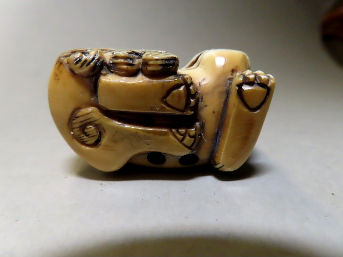 Netsuke en ivoire. Shishi se grattant. Signé Mitsuyuki, Japon époque Meiji (1868-1912 )-photo-2