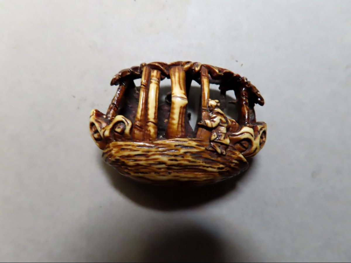 Netsuke Manju ryusa en ivoire. Personnages dans une forêt. Japon époque Meiji (1868-1912 )-photo-2