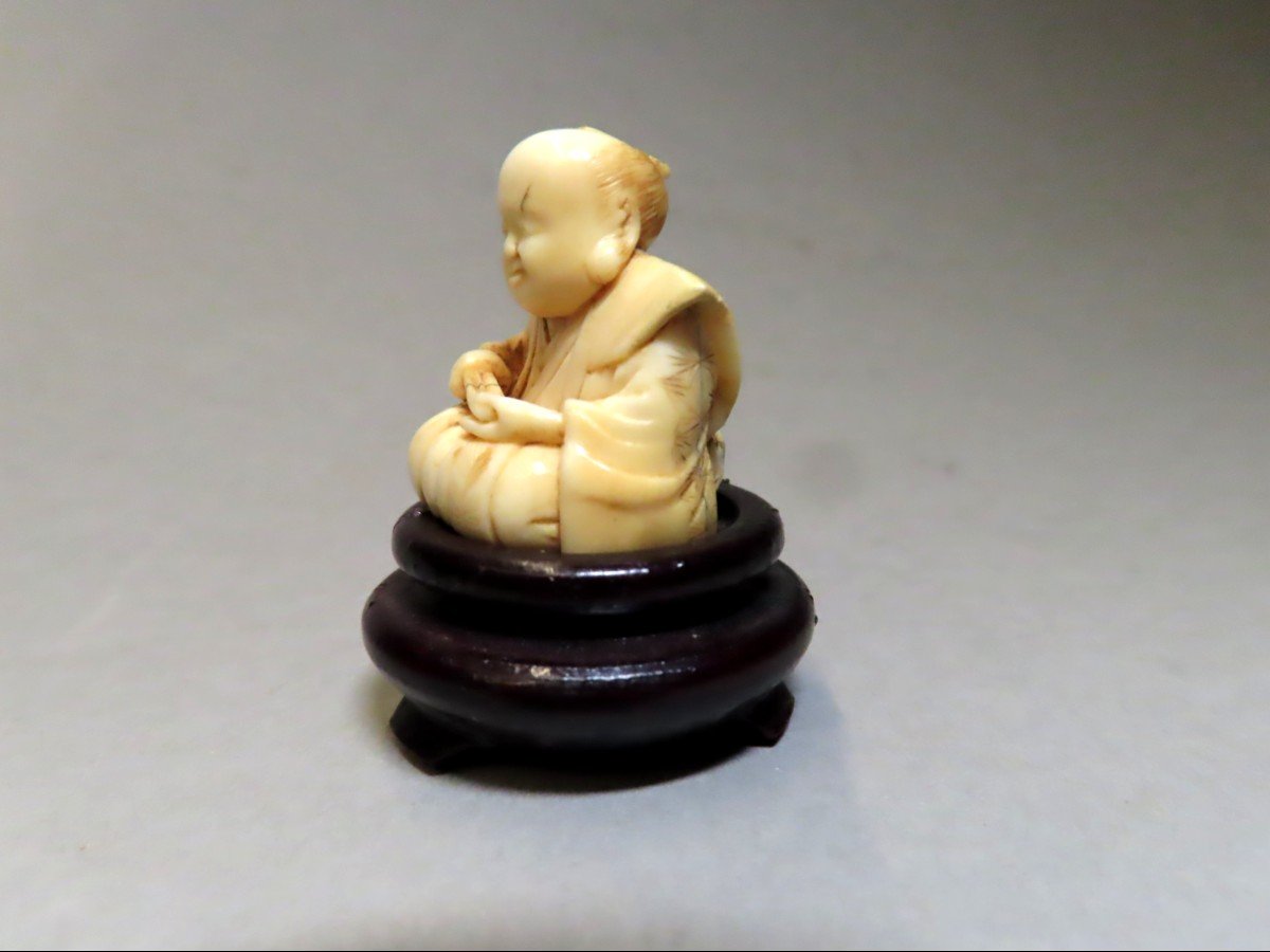 Netsuke en ivoire. Dignitaire agenouillé. Signé Gyokumin, école de Nagoya, Japon ère Meiji .-photo-2