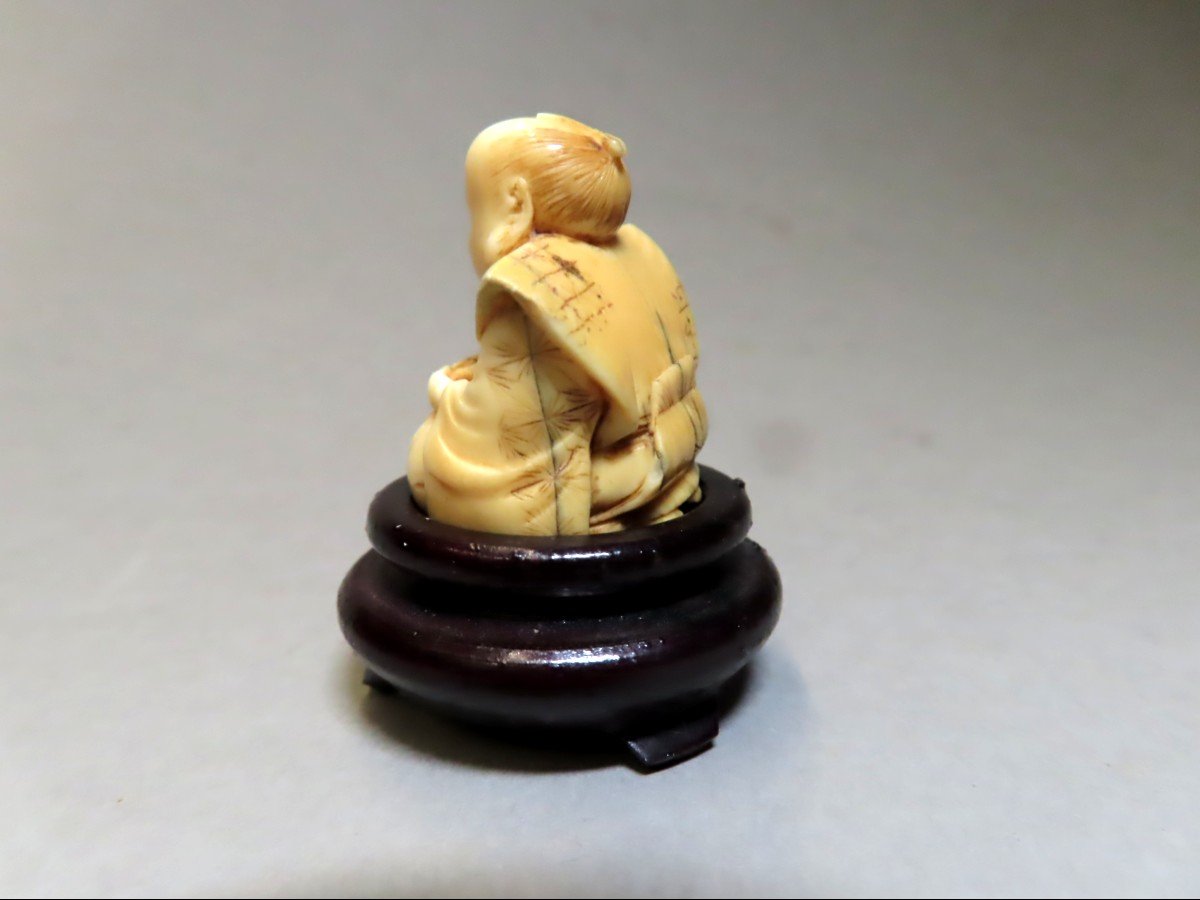 Netsuke en ivoire. Dignitaire agenouillé. Signé Gyokumin, école de Nagoya, Japon ère Meiji .-photo-3