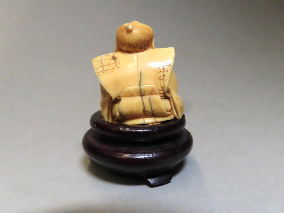 Netsuke en ivoire. Dignitaire agenouillé. Signé Gyokumin, école de Nagoya, Japon ère Meiji .-photo-4