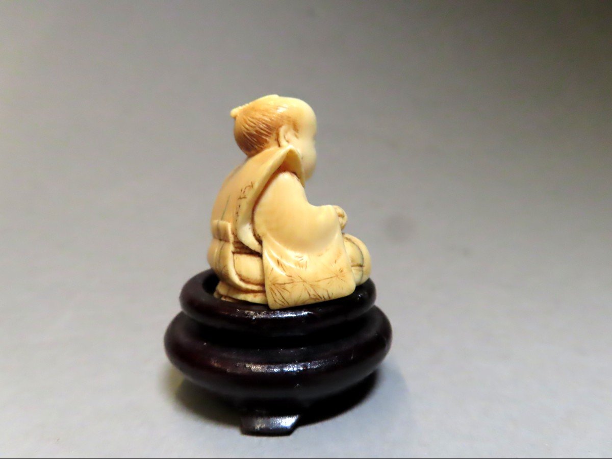 Netsuke en ivoire. Dignitaire agenouillé. Signé Gyokumin, école de Nagoya, Japon ère Meiji .-photo-1