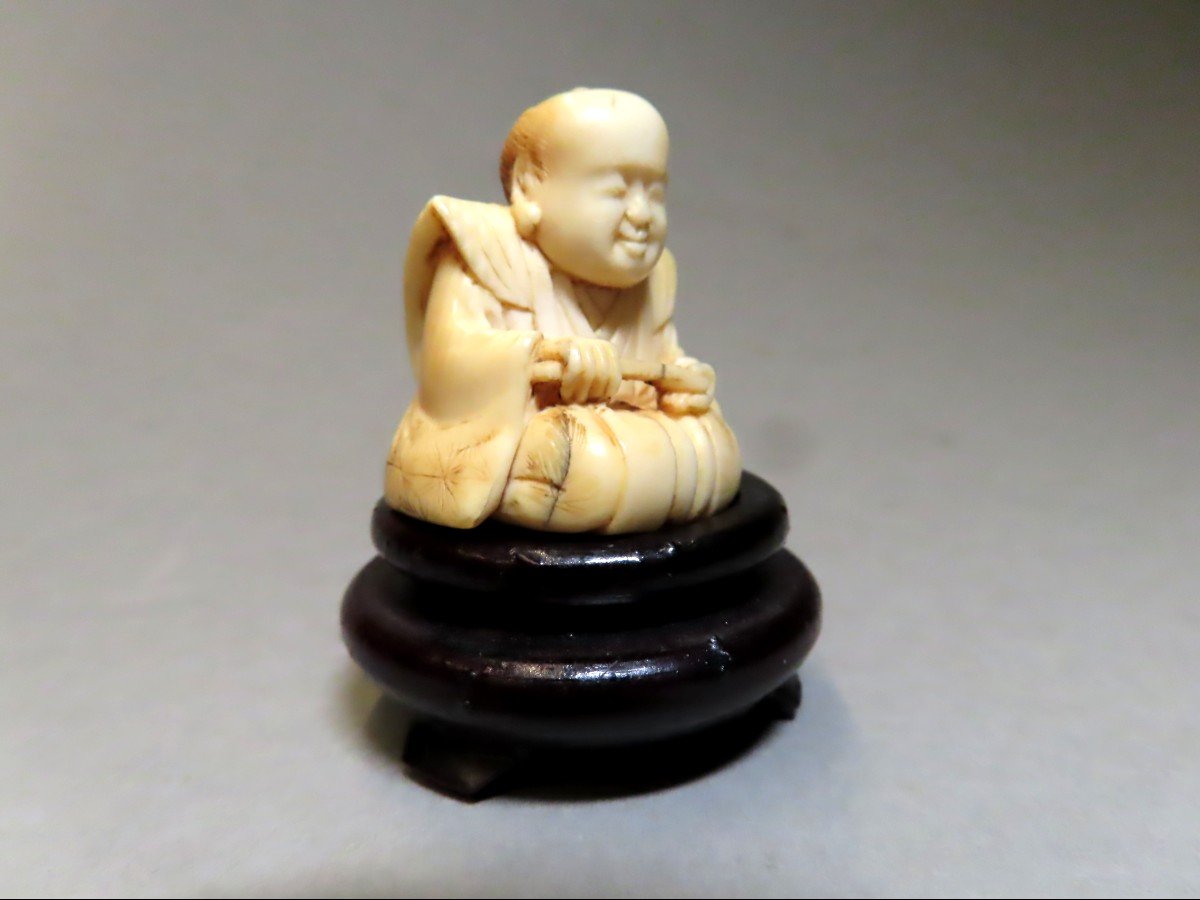 Netsuke en ivoire. Dignitaire agenouillé. Signé Gyokumin, école de Nagoya, Japon ère Meiji .-photo-2