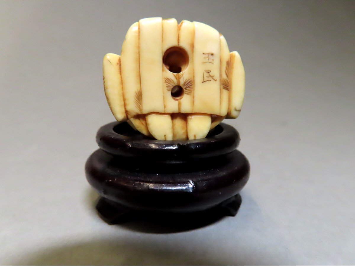 Netsuke en ivoire. Dignitaire agenouillé. Signé Gyokumin, école de Nagoya, Japon ère Meiji .-photo-3