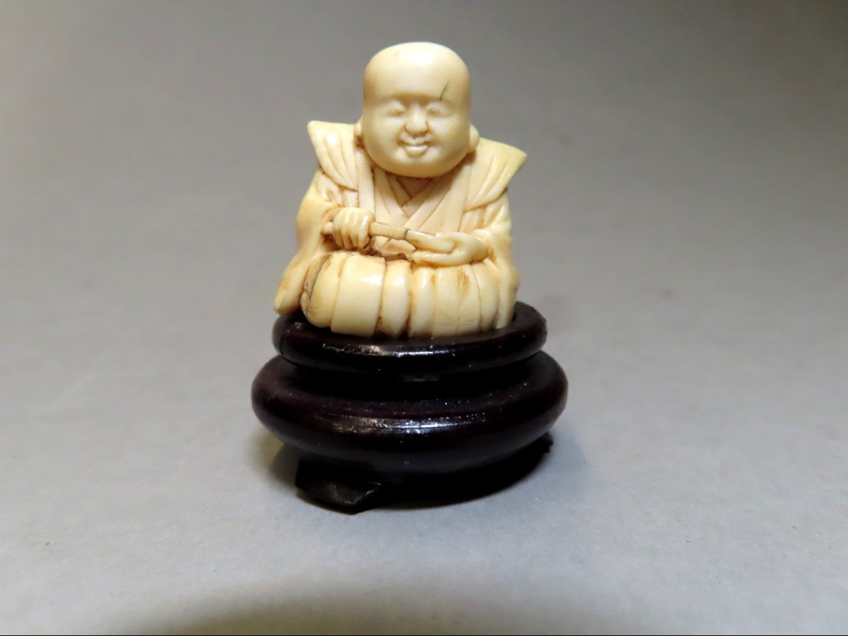 Netsuke en ivoire. Dignitaire agenouillé. Signé Gyokumin, école de Nagoya, Japon ère Meiji .