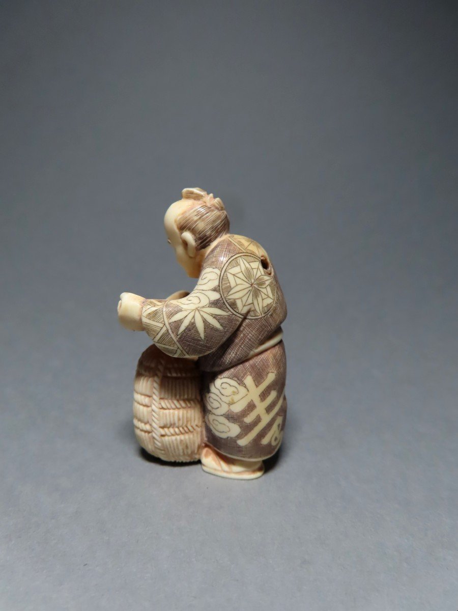 Netsuke en ivoire. commerçant au boulier. Japon époque Taisho (1912-1928 )-photo-3