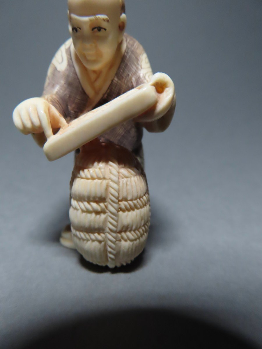 Netsuke en ivoire. commerçant au boulier. Japon époque Taisho (1912-1928 )-photo-2