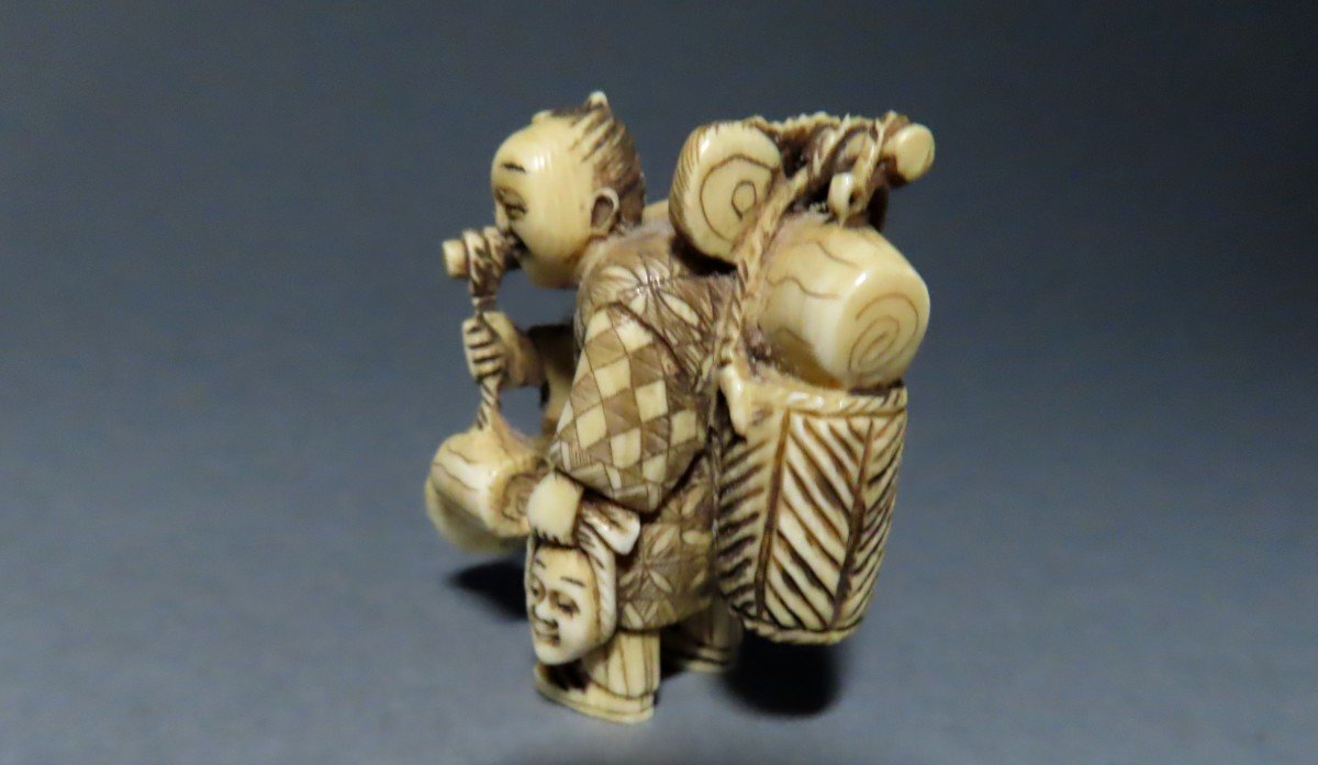 Netsuke en ivoire. Le colporteur. Signé Mitsuyuki, Japon époque Meiji (1868-1912 )-photo-2