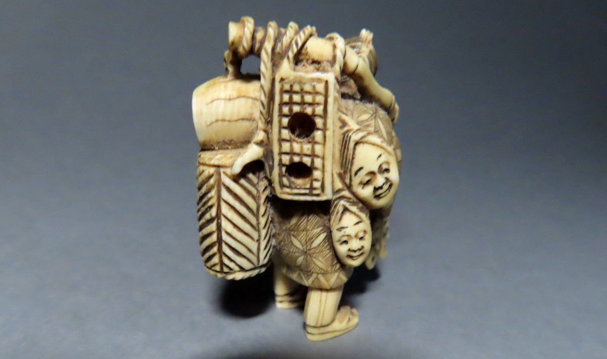 Netsuke en ivoire. Le colporteur. Signé Mitsuyuki, Japon époque Meiji (1868-1912 )-photo-3