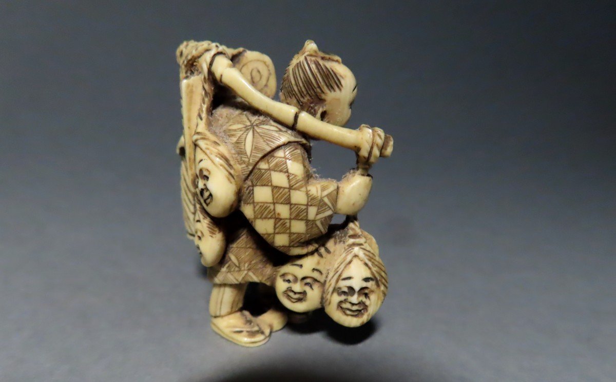 Netsuke en ivoire. Le colporteur. Signé Mitsuyuki, Japon époque Meiji (1868-1912 )-photo-4