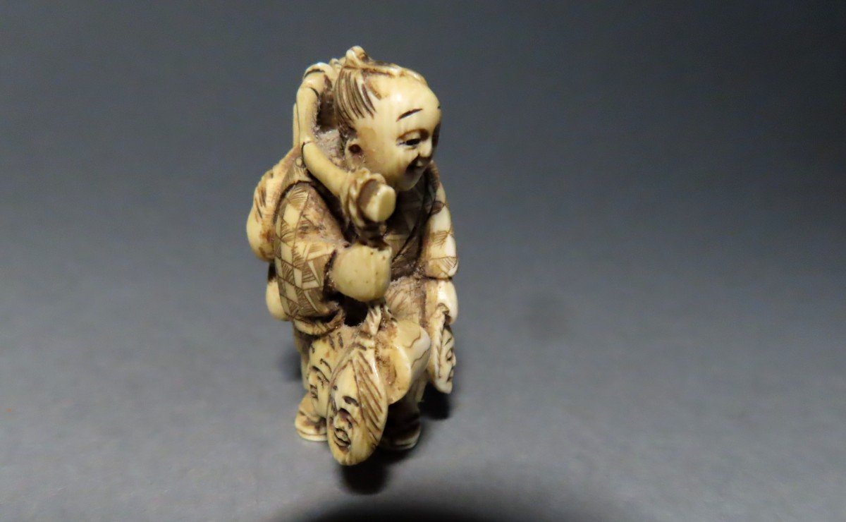 Netsuke en ivoire. Le colporteur. Signé Mitsuyuki, Japon époque Meiji (1868-1912 )-photo-1