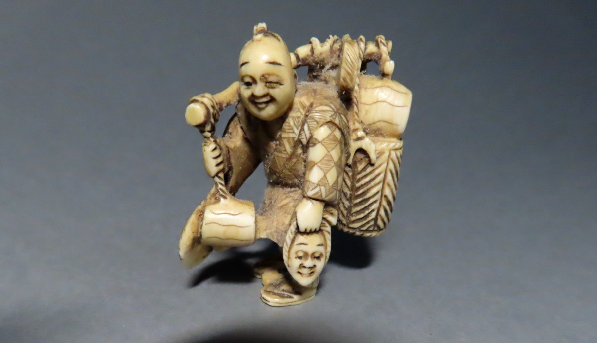 Netsuke en ivoire. Le colporteur. Signé Mitsuyuki, Japon époque Meiji (1868-1912 )