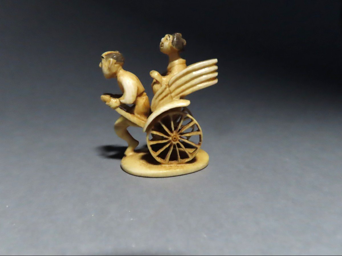 Netsuke en ivoire. Pousse-pousse en route. Gyokuzan, Japon époque  Meiji (1868-1912 )-photo-2