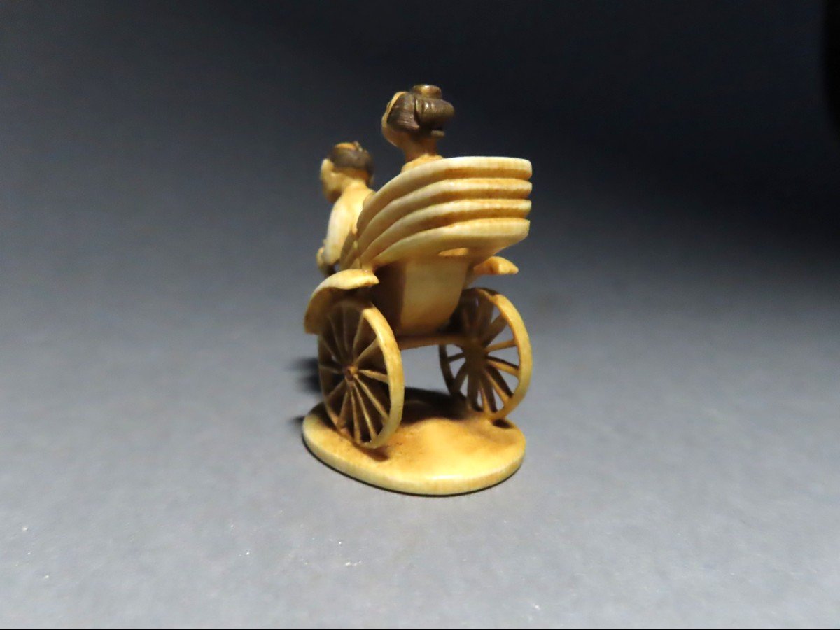 Netsuke en ivoire. Pousse-pousse en route. Gyokuzan, Japon époque  Meiji (1868-1912 )-photo-3